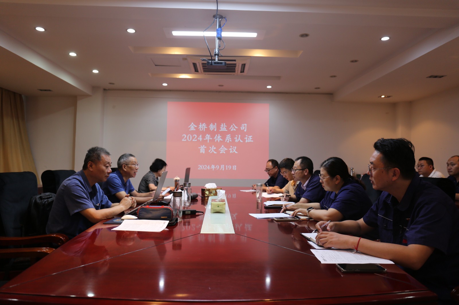 近日，金橋制鹽公司通過北京世標(biāo)認(rèn)證中心審核，給予食品安全管理體系、環(huán)境管理體系和職業(yè)健康安全管理體系認(rèn)證“保持認(rèn)證資格”的監(jiān)督審核結(jié)論，給予質(zhì)量管理體系認(rèn)證“再次注冊”的再認(rèn)證審核結(jié)論。通過審核，是對公司精細(xì)化管理成果的檢驗，促進公司內(nèi)控管理水平持續(xù)提升。（李曉月）