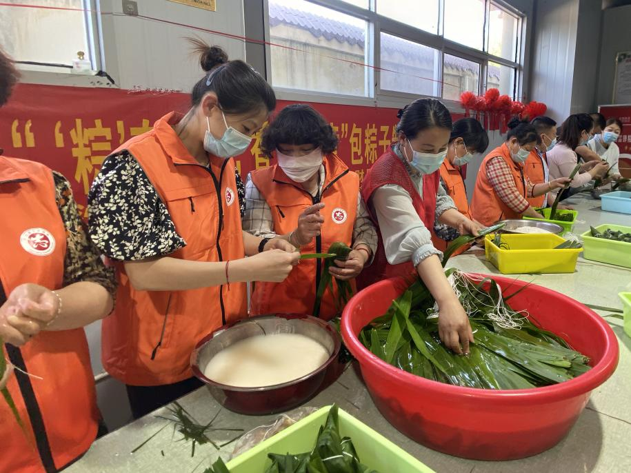 青口供電所黨支部聯(lián)合生產(chǎn)生活服務(wù)中心分會(huì)、黃沙坨社區(qū)，共同舉辦“悠悠艾草香 濃濃端午情”系列活動(dòng)。.png